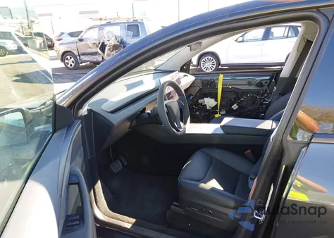 2026 Tesla Model Y Long Range Dual Motor All-Wheel Drive from USA, damaged, VIN 7SAYGDED5TF417138